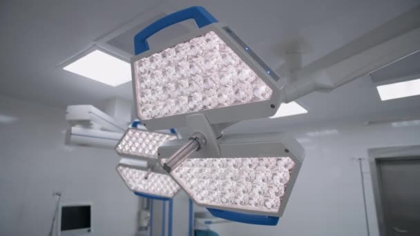 现代医院手术室天花板上挂着Led手术灯的多利镜头 配备了先进的手术设备 诊所或医疗设施中明亮的手术室 — 图库视频影像