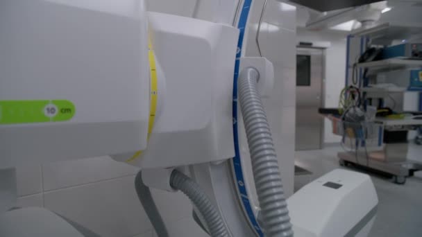 多利拍摄的数字和创新的X射线系统站在手术室的现代化医院 先进的设备准备手术 诊所或医疗设施中明亮的手术室 — 图库视频影像