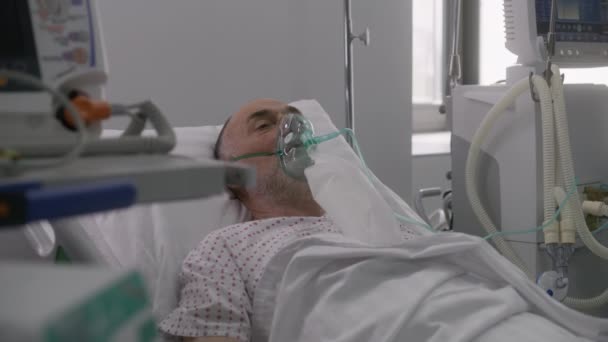 Sick Elderly Man Oxygen Mask Bed Hospital Ward Old Patient — Stock Video
