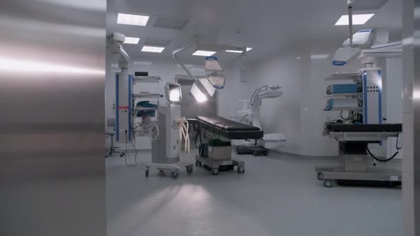 Dolly Záběr Operačního Sálu Moderní Nemocnici Pokročilým Vybavením Pro Chirurgii — Stock video