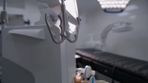Modern Hastanenin Ameliyathanesinde Gelişmiş Ameliyat Ekipmanlarını Kapatın Yaşam Destek Tüpleri — Stok video