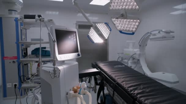 多利拍摄的手术室在现代医院与先进的设备的外科手术 手术台 Led灯 生命保障和麻醉机 诊所或医疗设施内的行动区 — 图库视频影像