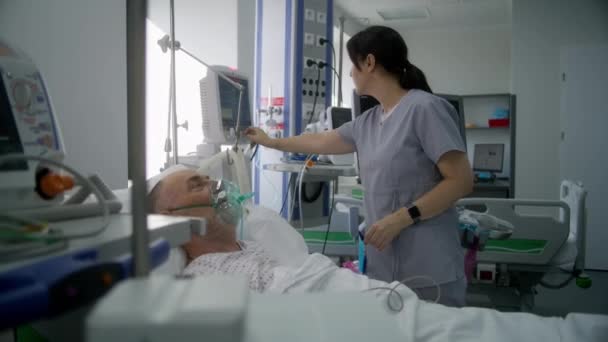 Emergency Room Modern Equipment Clinic Senior Man Oxygen Mask Lies — Stock Video