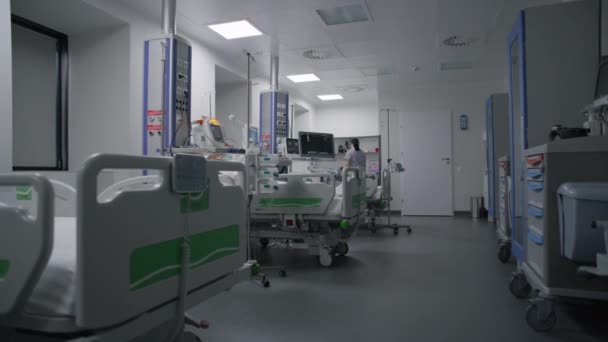 Pohotovost Moderním Vybavením Nemocnici Starší Muž Kyslíkové Masce Leží Spí — Stock video