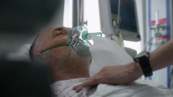 Viejo Paciente Con Máscara Oxígeno Yace Cama Durante Ventilación Pulmonar — Vídeo de stock