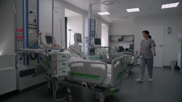 Akutmottagning Med Modern Utrustning Kliniken Äldre Patienter Syrgasmask Sover Sängen — Stockvideo