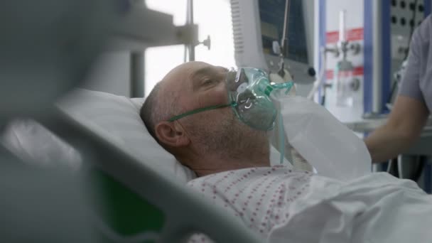 Starszy Mężczyzna Masce Tlenowej Leży Łóżku Podczas Sztucznej Wentylacji Płuc — Wideo stockowe
