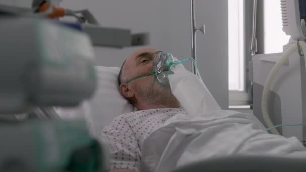 Sala Emergência Com Equipamento Moderno Hospital Velho Homem Máscara Oxigênio — Vídeo de Stock