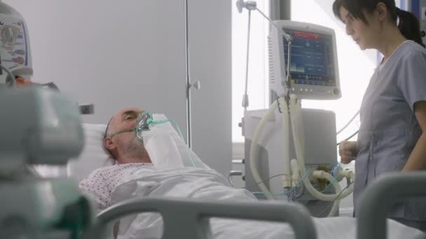Αίθουσα Επειγόντων Σύγχρονο Εξοπλισμό Στην Κλινική Ηλικιωμένος Μάσκα Οξυγόνου Ξαπλώνει — Αρχείο Βίντεο