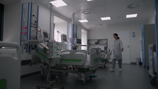 Emergency Room Modern Equipment Clinic Sick Elderly Patient Oxygen Mask — Stock Video