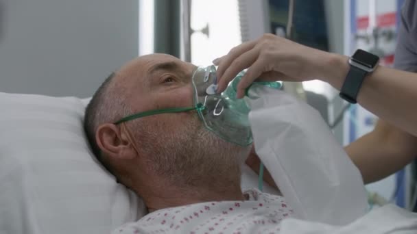 Starší Muž Kyslíkové Masce Leží Posteli Během Plicní Ventilace Sestra — Stock video