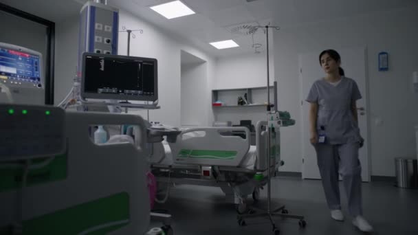 Pohotovost Moderním Vybavením Nemocnici Starší Muž Kyslíkové Masce Spí Úspěšné — Stock video