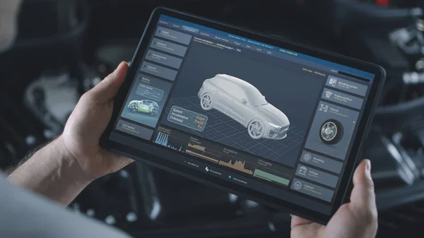 Męski Technik Trzyma Cyfrowy Tablet Symulacja Diagnostyki Aerodynamiki Samochodów Czasie — Zdjęcie stockowe