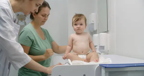 Mamma Håller Barnet Händerna Sjukvårdare Sätter Skala Skötbordet Kvinnlig Läkare — Stockfoto