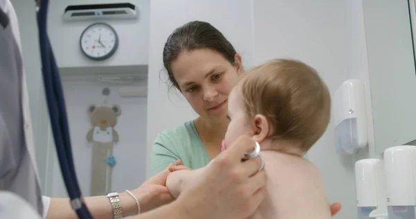 Niño Pequeño Sienta Mesa Cambio Cita Con Pediatra Sala Hospital — Foto de Stock
