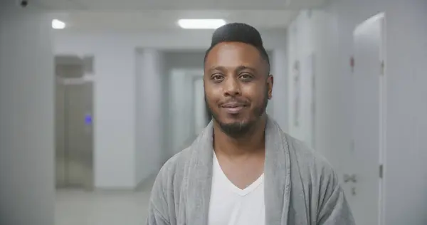Homem Afro Americano Feliz Fica Corredor Hospital Sorri Olha Para — Fotografia de Stock