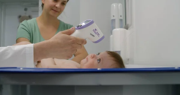 Baby Ligger Skötbord Lätt Sjukhus Avdelning Och Leker Med Flaskhatt — Stockfoto