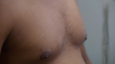 Kadın kardiyolog, kalp rahatsızlığı olan hastaları izlemek için sensörler yerleştiriyor. Kardiyoloji odasındaki işlevsel rehabilitasyon sırasında Afrikalı Amerikalı bir adam. Modern hastanede elektrokardiyografi.