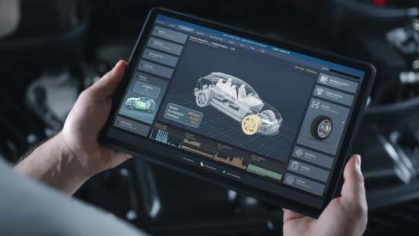 기술자는 디지털 태블릿 컴퓨터를 보유하고 있습니다 화면에 표시된 실시간 자동차 — 비디오
