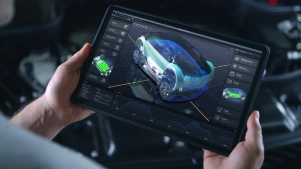 Inżynier Samochodowy Posiada Cyfrowy Tablet Symulacją Diagnostyki Samochodów Czasie Rzeczywistym — Wideo stockowe