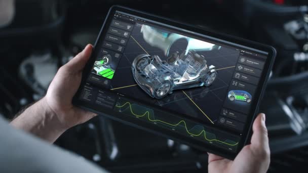 男性汽车工程师手持数字平板电脑 模拟实时汽车诊断或发展显示在屏幕上 三维虚拟电动汽车原型程序的三维渲染 — 图库视频影像