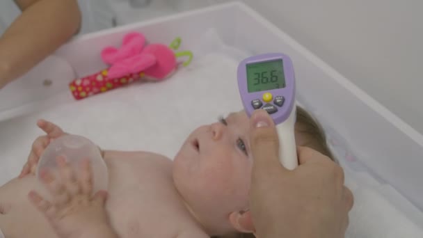 Mutter Mit Kind Beim Kinderarzt Ärztin Nimmt Temperatur Des Kindes — Stockvideo