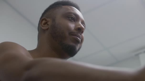 Afroamerikansk Man Trampar Omloppsbana Kardiologrummet Funktionell Rehabilitering Vuxna Patienter Med — Stockvideo