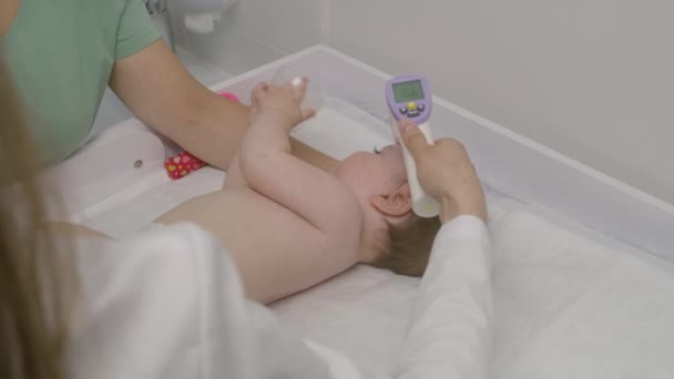 Bebê Está Mesa Troca Enfermaria Hospital Leve Brinca Com Tampa — Vídeo de Stock