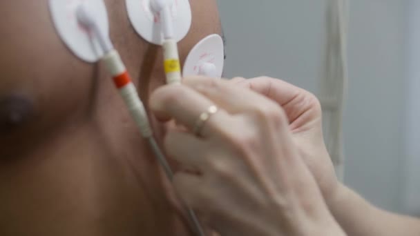 Close Cardiologista Colocando Sensores Para Monitoramento Holter Paciente Com Doença — Vídeo de Stock