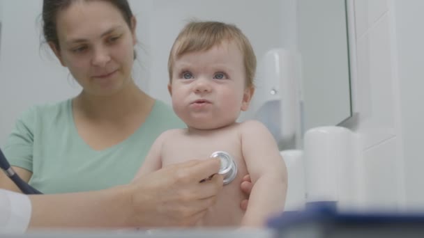 Matka Trzyma Dziecko Wizycie Pediatry Dorosła Kobieta Lekarz Używa Stetoskopu — Wideo stockowe