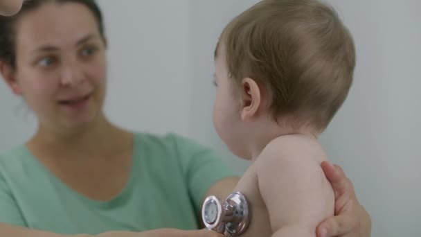 Mãe Feliz Segura Nas Mãos Seu Bebê Bonito Com Chupeta — Vídeo de Stock
