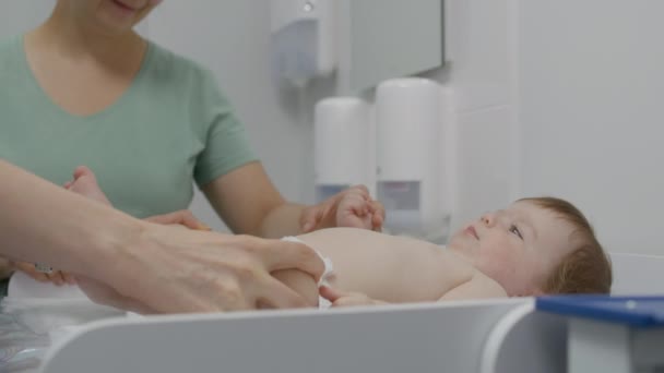 Mãe Com Criança Nomeação Com Pediatra Quarto Hospital Brilhante Médico — Vídeo de Stock