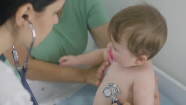Mama Trzyma Słodkie Dziecko Smoczka Siedzi Stole Przewijania Pediatra Używa — Wideo stockowe