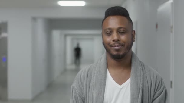 Feliz Hombre Afroamericano Para Pasillo Del Hospital Sonríe Mira Cámara — Vídeos de Stock
