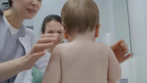 Niño Pequeño Sienta Mesa Cambio Cita Con Pediatra Sala Hospital — Vídeos de Stock