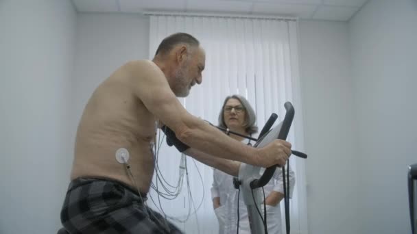 Senior Patient Rides Orbitrek Holter Monitors Sensors Body Hospital Room — Stock Video