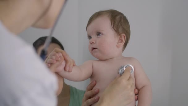 Mãe Segura Suas Mãos Sorrindo Bebê Bonito Hospital Moderno Pediatra — Vídeo de Stock