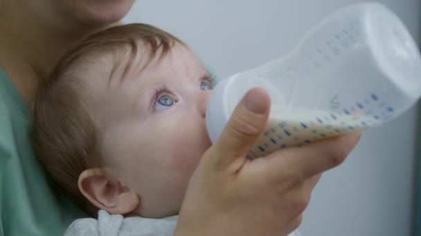Close Mulher Mamadeira Criança Alimentando Quarto Hospital Brilhante Menino Senta — Vídeo de Stock