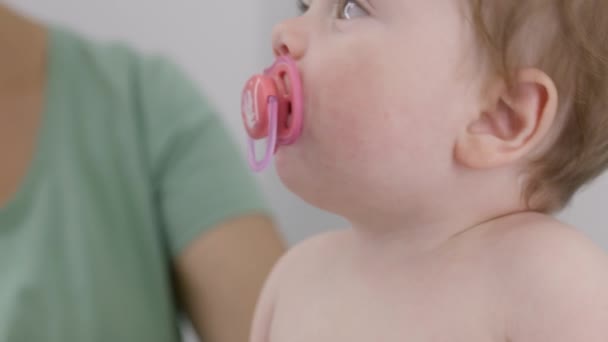 Moeder Houdt Schattige Baby Met Fopspeen Mond Haar Handen Kinderarts — Stockvideo