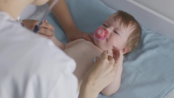 Moeder Houdt Hand Van Schattige Baby Met Fopspeen Liggend Veranderende — Stockvideo