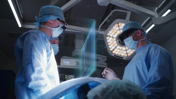 Los Cirujanos Con Auriculares Operan Paciente Hospital Moderno Los Médicos — Vídeo de stock