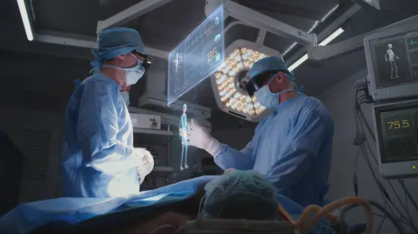 Los Médicos Realizan Cirugía Quirófano Del Hospital Con Auriculares Gráficos — Foto de Stock