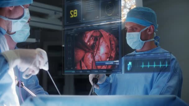外科医は現代の病院の手術室で患者を操作しています 医師は 3Dグラフィックス仮想ホログラムを使用して心臓手術を行い 重要な兆候を示しています Vfxアニメーション 医学における革新的なAi技術 — ストック動画