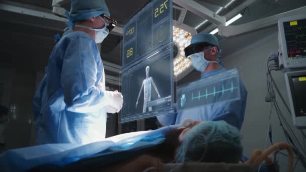 外科医は Arヘッドセットを着用した現代の病院オペレーティングルームで患者を操作します 重要な兆候を示す仮想ホログラフィックディスプレイの3Dグラフィック Vfxアニメーション 医学における革新的なAi技術 — ストック動画