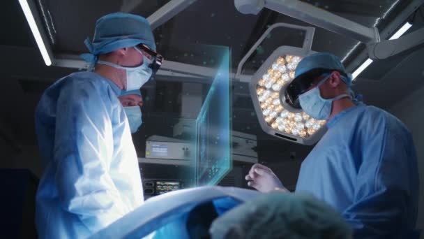 在现代医院 戴Ar耳机的外科医生给病人做手术 医生使用显示人体器官和骨骼的3D虚拟全息图进行外科手术 Vfx图形动画 Ai技术与医学 — 图库视频影像
