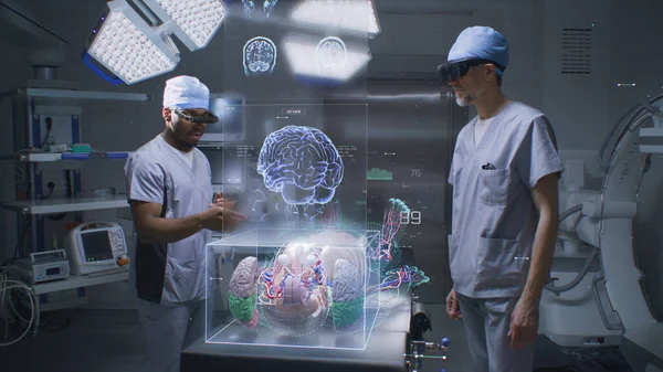 Různí Mužští Chirurgové Sluchátkách Pracují Operačním Sále Pomocí Holografického Displeje — Stock fotografie