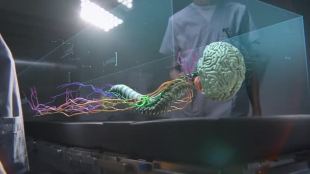 Arヘッドセットの医療専門家は ホログラフィックディスプレイを使用してオペレーティングルームで動作します 仮想人間の骨格と臓器の3Dグラフィック Aiアシスト手術の技術 ヘルスケアイノベーション — ストック動画