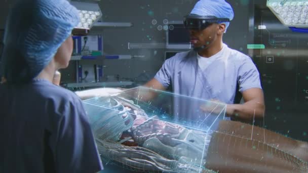 ลยแพทย และพยาบาลชาวแอฟร นอเมร นในห างานในห องผ ดโดยใช จอแสดงผลโฮโลแกรม กราฟ ของโครงกระด — วีดีโอสต็อก