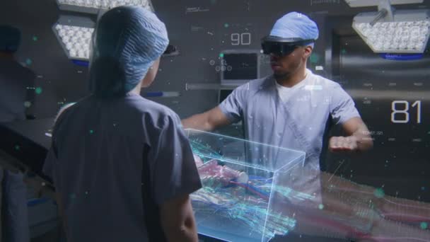 Ar耳机中的不同外科医生在手术室使用未来主义全息图显示工作 虚拟人体骨骼和器官的三维图形 人工智能辅助手术的技术 高科技医学 — 图库视频影像