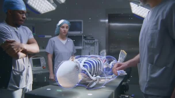 不同的医疗专业人员使用全息图在手术室工作 虚拟人体骨骼和器官的三维绘制 Vfx动画 Technologies Medicine 保健创新 — 图库视频影像